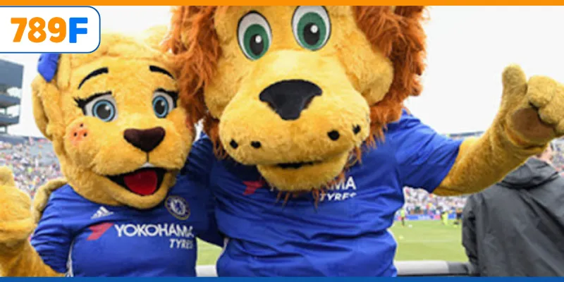 Chelsea Đội Hình Mùa Giải 2025/2026 - Ngôi Sao Và Triển Vọng 3 Fan chụp ảnh cùng linh vật Chelsea trong các sự kiện cộng đồng