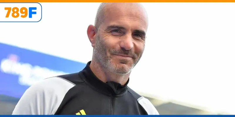 Chelsea Đội Hình Mùa Giải 2025/2026 - Ngôi Sao Và Triển Vọng 2 HLV Chelsea hướng dẫn cầu thủ trong buổi tập.