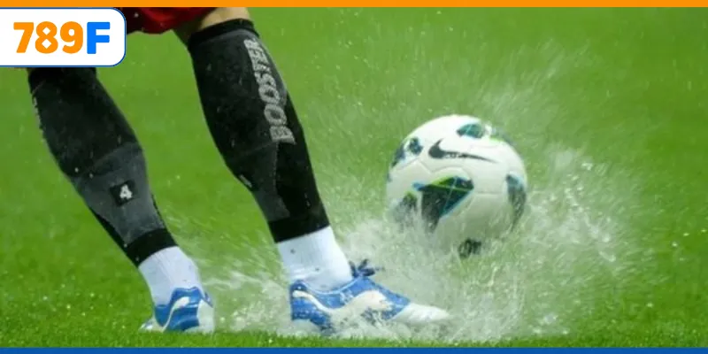 Chelsea Của Nước Nào? Lịch Sử Và Thành Tựu Của Đội Bóng 4 Người chơi phối hợp nhịp nhàng trong điều kiện sân ướt.